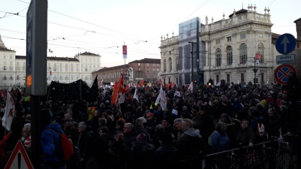 Ιταλία: Xιλιάδες διαδηλωτές στο Τορίνο κατά της σιδηροδρομικής σύνδεσης με τη Λιόν